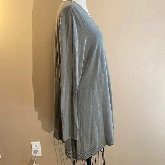 Chico’s sage green v-neck sweater tunic (size 3) - Picture 6 of 8